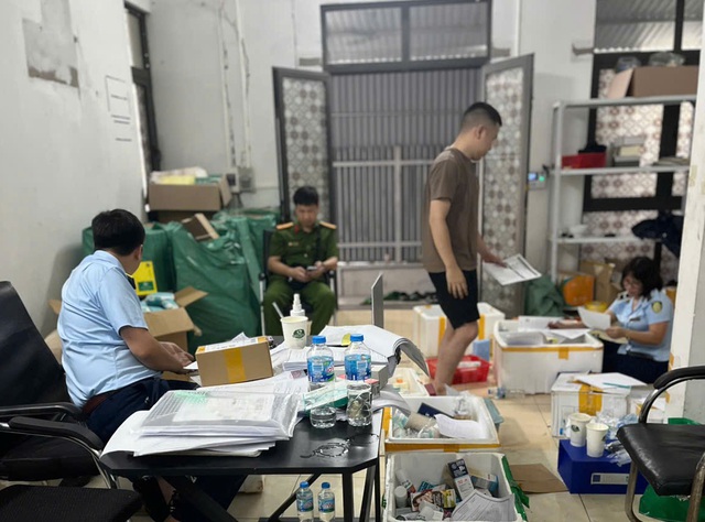 Truy quét loạt cơ sở mỹ phẩm ở Hà Nội, phát hiện nhiều hàng lậu tại cửa hàng Linh Nấm- Ảnh 1. Truy quét loạt cơ sở mỹ phẩm ở Hà Nội, phát hiện nhiều hàng lậu tại cửa hàng Linh Nấm- Ảnh 1.