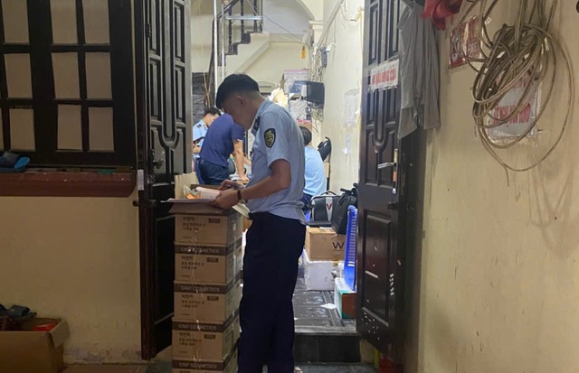Truy quét loạt cơ sở mỹ phẩm ở Hà Nội, phát hiện nhiều hàng lậu tại cửa hàng Linh Nấm- Ảnh 2. Truy quét loạt cơ sở mỹ phẩm ở Hà Nội, phát hiện nhiều hàng lậu tại cửa hàng Linh Nấm- Ảnh 2.