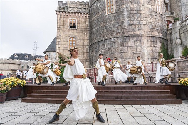 Show mới tại Bà Nà của đạo diễn, biên đạo Vịt Đen gây ấn tượng mạnh- Ảnh 8. Show mới tại Bà Nà của đạo diễn, biên đạo Vịt Đen gây ấn tượng mạnh- Ảnh 8.