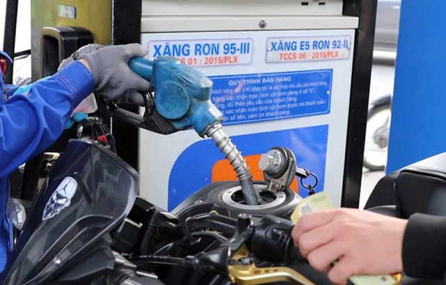 Giá xăng điều chỉnh tăng lần thứ 3 liên tiếp- Ảnh 1. Giá xăng điều chỉnh tăng lần thứ 3 liên tiếp- Ảnh 1.