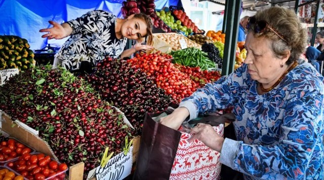 Giấc mơ xa xỉ "lấp đầy tủ lạnh" của người Nga giữa thời loạn giá: Ông Putin thừa nhận sự thật phũ phàng- Ảnh 1. Giấc mơ xa xỉ "lấp đầy tủ lạnh" của người Nga giữa thời loạn giá: Ông Putin thừa nhận sự thật phũ phàng- Ảnh 1.