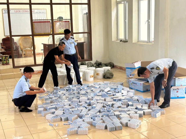 Thu giữ 5.400 tuýp thuốc tân dược và 400 lít sirô mạch nha xuất xứ Trung Quốc nhập lậu- Ảnh 1. Thu giữ 5.400 tuýp thuốc tân dược và 400 lít sirô mạch nha xuất xứ Trung Quốc nhập lậu- Ảnh 1.