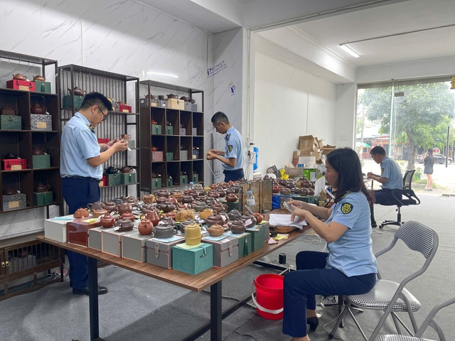 Thu giữ 5.400 tuýp thuốc tân dược và 400 lít sirô mạch nha xuất xứ Trung Quốc nhập lậu- Ảnh 2. Thu giữ 5.400 tuýp thuốc tân dược và 400 lít sirô mạch nha xuất xứ Trung Quốc nhập lậu- Ảnh 2.