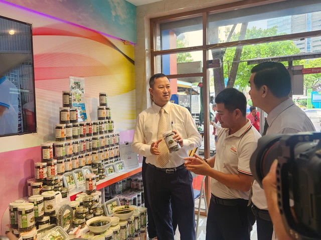Ninh Thuận giới thiệu hàng trăm sản phẩm đặc sắc tại TP Hồ Chí Minh- Ảnh 3. Ninh Thuận giới thiệu hàng trăm sản phẩm đặc sắc tại TP Hồ Chí Minh- Ảnh 3.