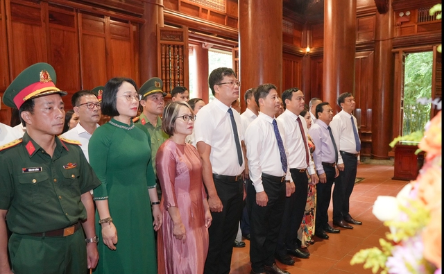Hội Nhà báo tỉnh Nghệ An dâng hương tưởng niệm Chủ tịch Hồ Chí Minh- Ảnh 2. Hội Nhà báo tỉnh Nghệ An dâng hương tưởng niệm Chủ tịch Hồ Chí Minh- Ảnh 2.