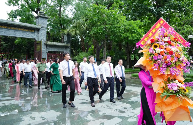 Hội Nhà báo tỉnh Nghệ An dâng hương tưởng niệm Chủ tịch Hồ Chí Minh- Ảnh 1. Hội Nhà báo tỉnh Nghệ An dâng hương tưởng niệm Chủ tịch Hồ Chí Minh- Ảnh 1.