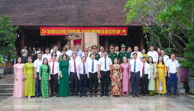 Hội Nhà báo tỉnh Nghệ An dâng hương tưởng niệm Chủ tịch Hồ Chí Minh- Ảnh 3. Hội Nhà báo tỉnh Nghệ An dâng hương tưởng niệm Chủ tịch Hồ Chí Minh- Ảnh 3.