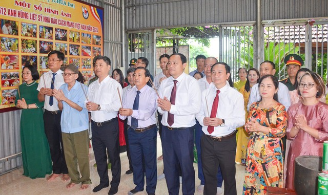 Hội Nhà báo tỉnh Nghệ An dâng hương tưởng niệm Chủ tịch Hồ Chí Minh- Ảnh 4. Hội Nhà báo tỉnh Nghệ An dâng hương tưởng niệm Chủ tịch Hồ Chí Minh- Ảnh 4.