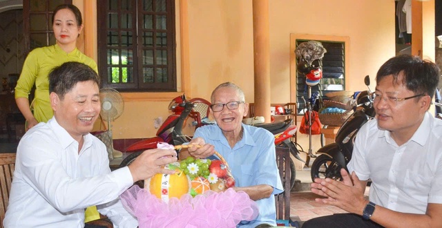 Hội Nhà báo tỉnh Nghệ An dâng hương tưởng niệm Chủ tịch Hồ Chí Minh- Ảnh 5. Hội Nhà báo tỉnh Nghệ An dâng hương tưởng niệm Chủ tịch Hồ Chí Minh- Ảnh 5.