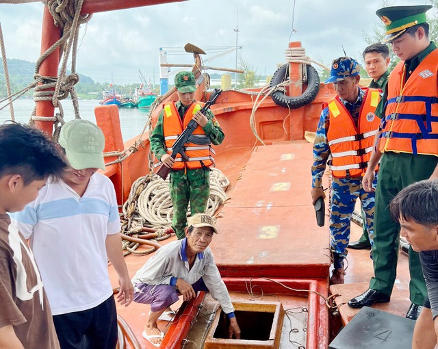 BĐBP tỉnh Kiên Giang phát hiện tàu chở 26.000 lít dầu DO không rõ nguồn gốc- Ảnh 1. BĐBP tỉnh Kiên Giang phát hiện tàu chở 26.000 lít dầu DO không rõ nguồn gốc- Ảnh 1.