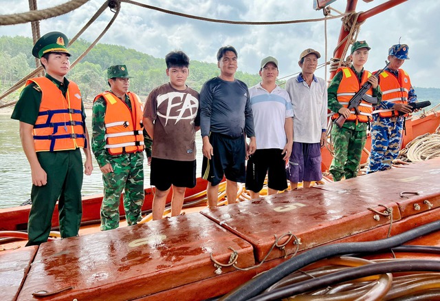 BĐBP tỉnh Kiên Giang phát hiện tàu chở 26.000 lít dầu DO không rõ nguồn gốc- Ảnh 2. BĐBP tỉnh Kiên Giang phát hiện tàu chở 26.000 lít dầu DO không rõ nguồn gốc- Ảnh 2.