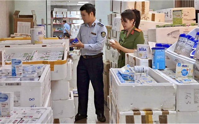 Hà Nội: Thu giữ hàng nghìn hộp sữa bột, thực phẩm chức năng, mỹ phẩm Đức không rõ nguồn gốc - Ảnh 1. Hà Nội: Thu giữ hàng nghìn hộp sữa bột, thực phẩm chức năng, mỹ phẩm Đức không rõ nguồn gốc - Ảnh 1.