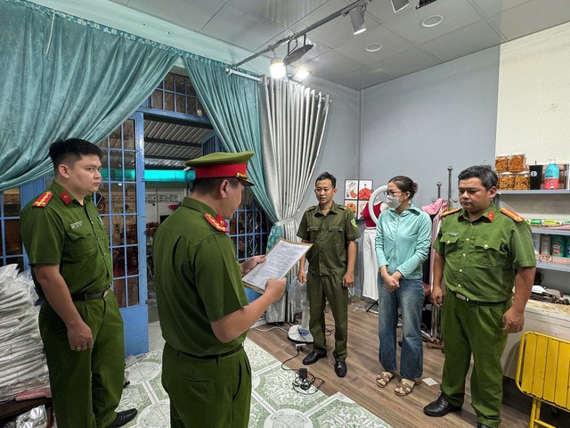 Khởi tố 2 bà chủ chuyên livestream bán hàng online doanh thu 100 tỷ đồng- Ảnh 1. Khởi tố 2 bà chủ chuyên livestream bán hàng online doanh thu 100 tỷ đồng- Ảnh 1.