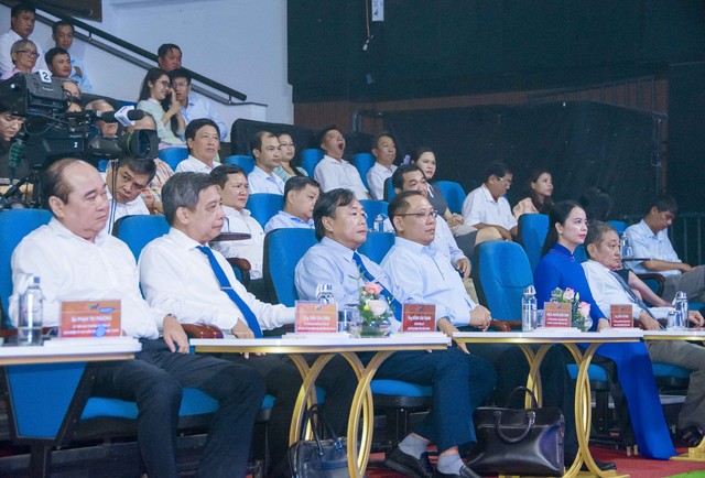 Hậu Giang: Giao lưu, tọa đàm “Báo chí cách mạng trong kỷ nguyên vươn mình”- Ảnh 2. Hậu Giang: Giao lưu, tọa đàm “Báo chí cách mạng trong kỷ nguyên vươn mình”- Ảnh 2.