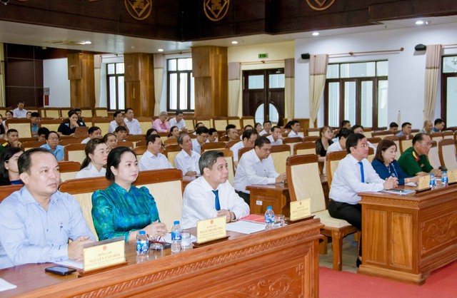 Chủ tịch UBND tỉnh Hậu Giang tặng Bằng khen cho Văn phòng đại diện và Phóng viên Tạp chí Doanh nghiệp và Tiếp thị- Ảnh 1. Chủ tịch UBND tỉnh Hậu Giang tặng Bằng khen cho Văn phòng đại diện và Phóng viên Tạp chí Doanh nghiệp và Tiếp thị- Ảnh 1.