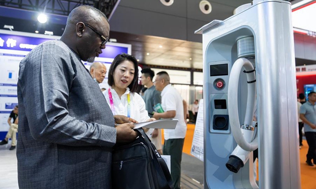 Trung Quốc lại đi trước thế giới: Sạc xe nhanh hơn đổ xăng không còn là giấc mơ với "tốc độ Thâm Quyến"- Ảnh 1. Trung Quốc lại đi trước thế giới: Sạc xe nhanh hơn đổ xăng không còn là giấc mơ với "tốc độ Thâm Quyến"- Ảnh 1.
