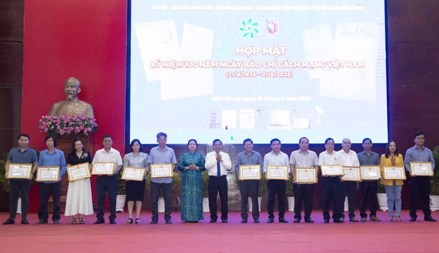 Chủ tịch UBND tỉnh Hậu Giang tặng Bằng khen cho Văn phòng đại diện và Phóng viên Tạp chí Doanh nghiệp và Tiếp thị- Ảnh 3. Chủ tịch UBND tỉnh Hậu Giang tặng Bằng khen cho Văn phòng đại diện và Phóng viên Tạp chí Doanh nghiệp và Tiếp thị- Ảnh 3.