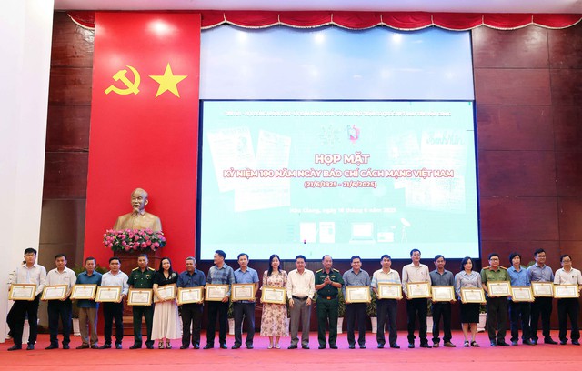 Chủ tịch UBND tỉnh Hậu Giang tặng Bằng khen cho Văn phòng đại diện và Phóng viên Tạp chí Doanh nghiệp và Tiếp thị- Ảnh 4. Chủ tịch UBND tỉnh Hậu Giang tặng Bằng khen cho Văn phòng đại diện và Phóng viên Tạp chí Doanh nghiệp và Tiếp thị- Ảnh 4.
