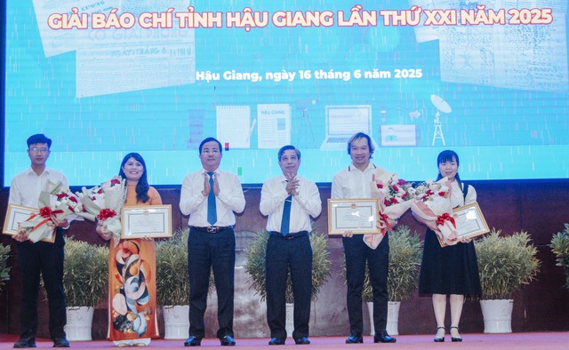Chủ tịch UBND tỉnh Hậu Giang tặng Bằng khen cho Văn phòng đại diện và Phóng viên Tạp chí Doanh nghiệp và Tiếp thị- Ảnh 5. Chủ tịch UBND tỉnh Hậu Giang tặng Bằng khen cho Văn phòng đại diện và Phóng viên Tạp chí Doanh nghiệp và Tiếp thị- Ảnh 5.