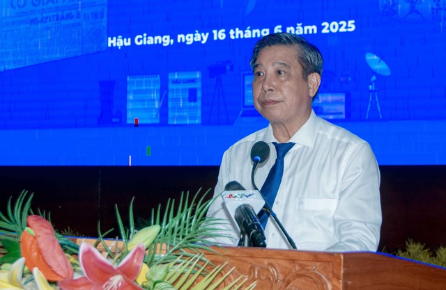 Chủ tịch UBND tỉnh Hậu Giang tặng Bằng khen cho Văn phòng đại diện và Phóng viên Tạp chí Doanh nghiệp và Tiếp thị- Ảnh 2. Chủ tịch UBND tỉnh Hậu Giang tặng Bằng khen cho Văn phòng đại diện và Phóng viên Tạp chí Doanh nghiệp và Tiếp thị- Ảnh 2.