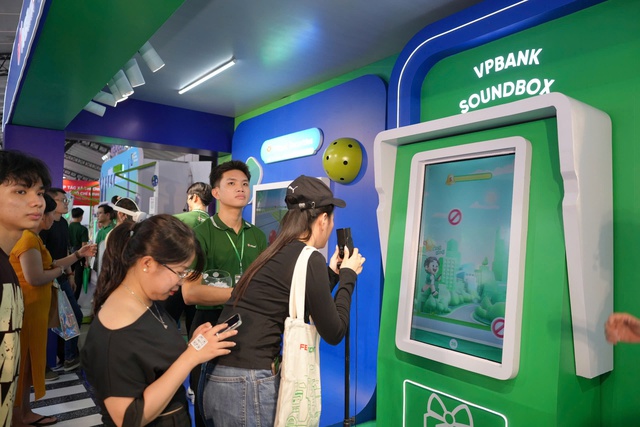 Ngày không tiền mặt 2025: Hàng nghìn khách check-in tại VPBank Cashless City- Ảnh 4. Ngày không tiền mặt 2025: Hàng nghìn khách check-in tại VPBank Cashless City- Ảnh 4.