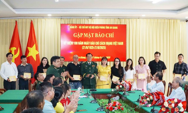 BĐBP tỉnh An Giang: Gặp mặt báo chí Kỷ niệm 100 năm Ngày Báo chí Cách mạng Việt Nam- Ảnh 3. BĐBP tỉnh An Giang: Gặp mặt báo chí Kỷ niệm 100 năm Ngày Báo chí Cách mạng Việt Nam- Ảnh 3.