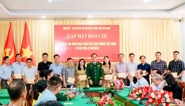 BĐBP tỉnh An Giang: Gặp mặt báo chí Kỷ niệm 100 năm Ngày Báo chí Cách mạng Việt Nam- Ảnh 4. BĐBP tỉnh An Giang: Gặp mặt báo chí Kỷ niệm 100 năm Ngày Báo chí Cách mạng Việt Nam- Ảnh 4.