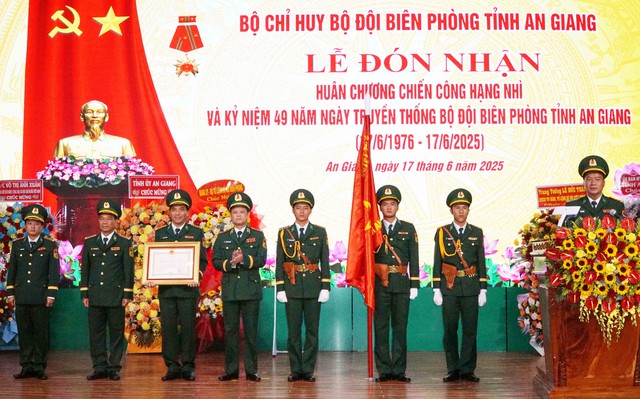 Bộ đội Biên phòng tỉnh An Giang đón nhận Huân chương Chiến công hạng Nhì- Ảnh 3. Bộ đội Biên phòng tỉnh An Giang đón nhận Huân chương Chiến công hạng Nhì- Ảnh 3.