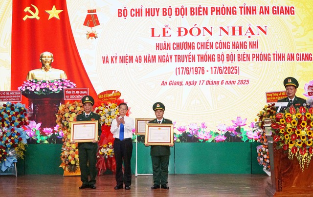 Bộ đội Biên phòng tỉnh An Giang đón nhận Huân chương Chiến công hạng Nhì- Ảnh 4. Bộ đội Biên phòng tỉnh An Giang đón nhận Huân chương Chiến công hạng Nhì- Ảnh 4.