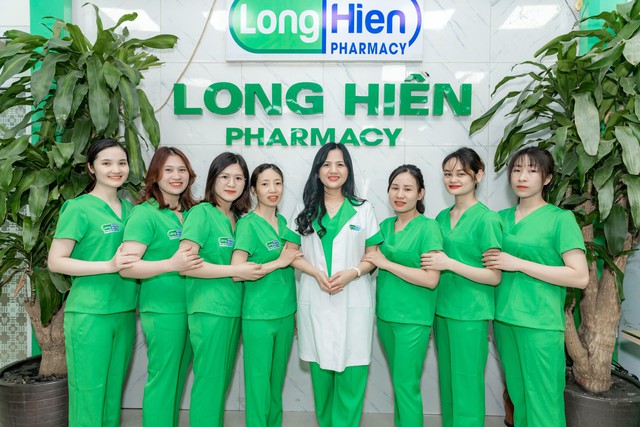 Giám đốc Đỗ Thị Hiền (đứng giữa) và đội ngũ dược sỹ trẻ tâm huyết yêu nghề. Giám đốc Đỗ Thị Hiền (đứng giữa) và đội ngũ dược sỹ trẻ tâm huyết yêu nghề.
