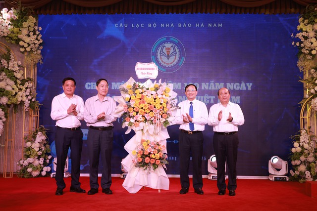 Câu lạc bộ Nhà báo Hà Nam trong dòng chảy 100 năm Ngày Báo chí cách mạng Việt Nam- Ảnh 1. Câu lạc bộ Nhà báo Hà Nam trong dòng chảy 100 năm Ngày Báo chí cách mạng Việt Nam- Ảnh 1.