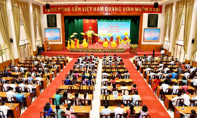 Lãnh đạo và phóng viên VPĐD Tạp chí Doanh nghiệp và Tiếp thị tại Hậu Giang nhận Bằng khen Chủ tịch UBND tỉnh An Giang- Ảnh 1. Lãnh đạo và phóng viên VPĐD Tạp chí Doanh nghiệp và Tiếp thị tại Hậu Giang nhận Bằng khen Chủ tịch UBND tỉnh An Giang- Ảnh 1.