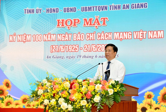 Lãnh đạo và phóng viên VPĐD Tạp chí Doanh nghiệp và Tiếp thị tại Hậu Giang nhận Bằng khen Chủ tịch UBND tỉnh An Giang- Ảnh 2. Lãnh đạo và phóng viên VPĐD Tạp chí Doanh nghiệp và Tiếp thị tại Hậu Giang nhận Bằng khen Chủ tịch UBND tỉnh An Giang- Ảnh 2.