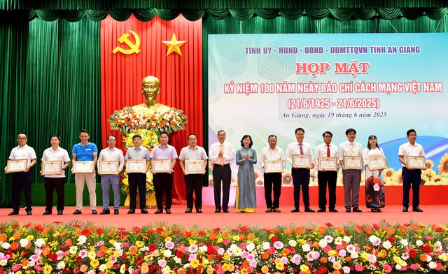 Lãnh đạo và phóng viên VPĐD Tạp chí Doanh nghiệp và Tiếp thị tại Hậu Giang nhận Bằng khen Chủ tịch UBND tỉnh An Giang- Ảnh 4. Lãnh đạo và phóng viên VPĐD Tạp chí Doanh nghiệp và Tiếp thị tại Hậu Giang nhận Bằng khen Chủ tịch UBND tỉnh An Giang- Ảnh 4.