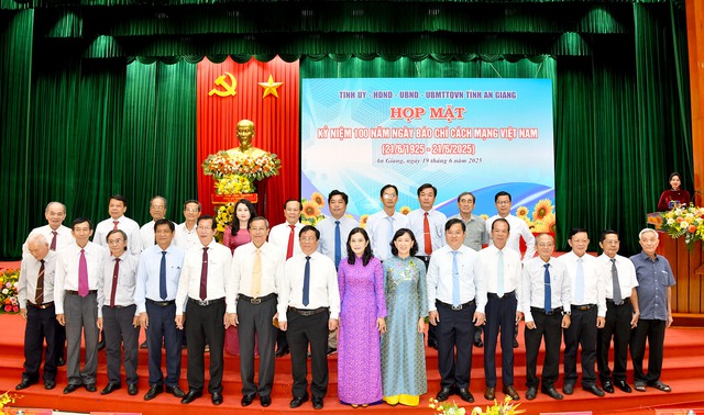 Lãnh đạo và phóng viên VPĐD Tạp chí Doanh nghiệp và Tiếp thị tại Hậu Giang nhận Bằng khen Chủ tịch UBND tỉnh An Giang- Ảnh 5. Lãnh đạo và phóng viên VPĐD Tạp chí Doanh nghiệp và Tiếp thị tại Hậu Giang nhận Bằng khen Chủ tịch UBND tỉnh An Giang- Ảnh 5.