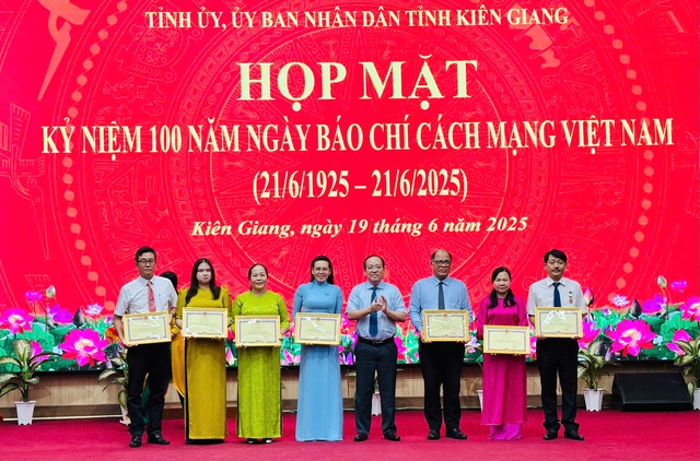 Kiên Giang họp mặt kỷ niệm 100 năm Ngày Báo chí Cách mạng Việt Nam- Ảnh 4. Kiên Giang họp mặt kỷ niệm 100 năm Ngày Báo chí Cách mạng Việt Nam- Ảnh 4.