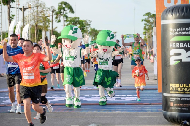 Hơn 10.000 người tham gia VnExpress Marathon Hạ Long 2025- Ảnh 3.