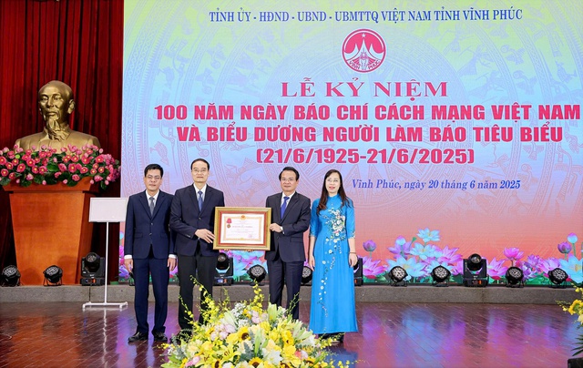 Khẳng định vai trò báo chí cách mạng trong dòng chảy phát triển của Vĩnh Phúc- Ảnh 3. Khẳng định vai trò báo chí cách mạng trong dòng chảy phát triển của Vĩnh Phúc- Ảnh 3.