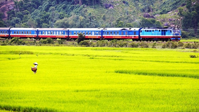 Tàu Thống Nhất Bắc - Nam trong danh sách tuyến tàu hỏa tuyệt vời nhất thế giới- Ảnh 1. Tàu Thống Nhất Bắc - Nam trong danh sách tuyến tàu hỏa tuyệt vời nhất thế giới- Ảnh 1.