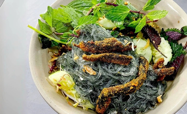 Khách Tây vừa đến Hà Nội đã phải ăn ngay món này, tâm đắc nhất 1 thứ giòn giòn, dai dai- Ảnh 2. Khách Tây vừa đến Hà Nội đã phải ăn ngay món này, tâm đắc nhất 1 thứ giòn giòn, dai dai- Ảnh 2.