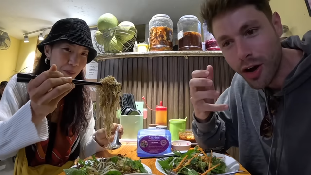 Khách Tây vừa đến Hà Nội đã phải ăn ngay món này, tâm đắc nhất 1 thứ giòn giòn, dai dai- Ảnh 1. Khách Tây vừa đến Hà Nội đã phải ăn ngay món này, tâm đắc nhất 1 thứ giòn giòn, dai dai- Ảnh 1.