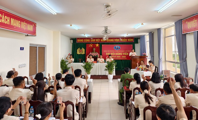 Cần Thơ: Đảng bộ Phòng Cảnh sát QLHC về TTXH phát huy tốt tinh thần đoàn kết, đổi mới, sáng tạo- Ảnh 1. Cần Thơ: Đảng bộ Phòng Cảnh sát QLHC về TTXH phát huy tốt tinh thần đoàn kết, đổi mới, sáng tạo- Ảnh 1.