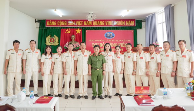 Cần Thơ: Đảng bộ Phòng Cảnh sát QLHC về TTXH phát huy tốt tinh thần đoàn kết, đổi mới, sáng tạo- Ảnh 4. Cần Thơ: Đảng bộ Phòng Cảnh sát QLHC về TTXH phát huy tốt tinh thần đoàn kết, đổi mới, sáng tạo- Ảnh 4.