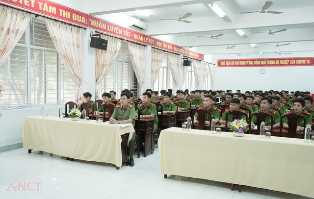 Công an Cần Thơ: Bồi dưỡng lý luận chính trị cho đối tượng kết nạp Đảng năm 2025- Ảnh 1. Công an Cần Thơ: Bồi dưỡng lý luận chính trị cho đối tượng kết nạp Đảng năm 2025- Ảnh 1.
