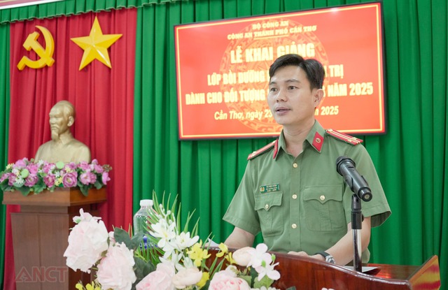Công an Cần Thơ: Bồi dưỡng lý luận chính trị cho đối tượng kết nạp Đảng năm 2025- Ảnh 2. Công an Cần Thơ: Bồi dưỡng lý luận chính trị cho đối tượng kết nạp Đảng năm 2025- Ảnh 2.