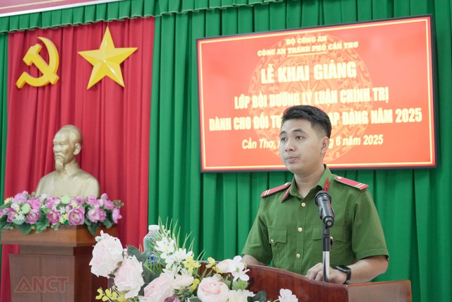 Công an Cần Thơ: Bồi dưỡng lý luận chính trị cho đối tượng kết nạp Đảng năm 2025- Ảnh 3. Công an Cần Thơ: Bồi dưỡng lý luận chính trị cho đối tượng kết nạp Đảng năm 2025- Ảnh 3.