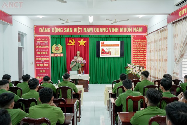 Công an Cần Thơ: Bồi dưỡng lý luận chính trị cho đối tượng kết nạp Đảng năm 2025- Ảnh 4. Công an Cần Thơ: Bồi dưỡng lý luận chính trị cho đối tượng kết nạp Đảng năm 2025- Ảnh 4.