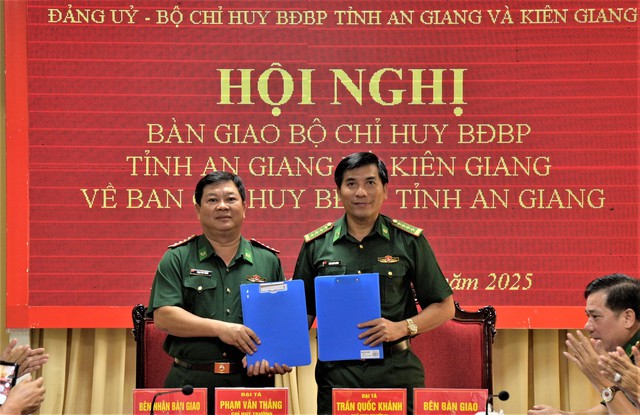 Hội nghị bàn giao Bộ Chỉ huy BĐBP tỉnh An Giang, Kiên Giang- Ảnh 1. Hội nghị bàn giao Bộ Chỉ huy BĐBP tỉnh An Giang, Kiên Giang- Ảnh 1.