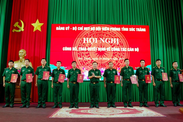 BĐBP tỉnh Sóc Trăng trao quyết định về công tác cán bộ- Ảnh 2. BĐBP tỉnh Sóc Trăng trao quyết định về công tác cán bộ- Ảnh 2.