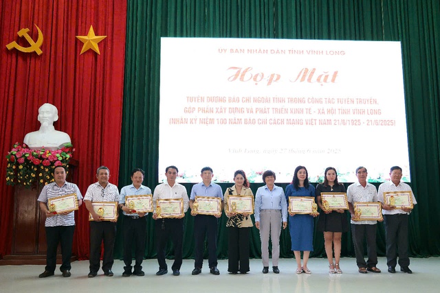 Trưởng VPĐD Tạp chí DNTT tại Hậu Giang nhận Bằng khen của Chủ tịch UBND tỉnh Vĩnh Long- Ảnh 1. Trưởng VPĐD Tạp chí DNTT tại Hậu Giang nhận Bằng khen của Chủ tịch UBND tỉnh Vĩnh Long- Ảnh 1.